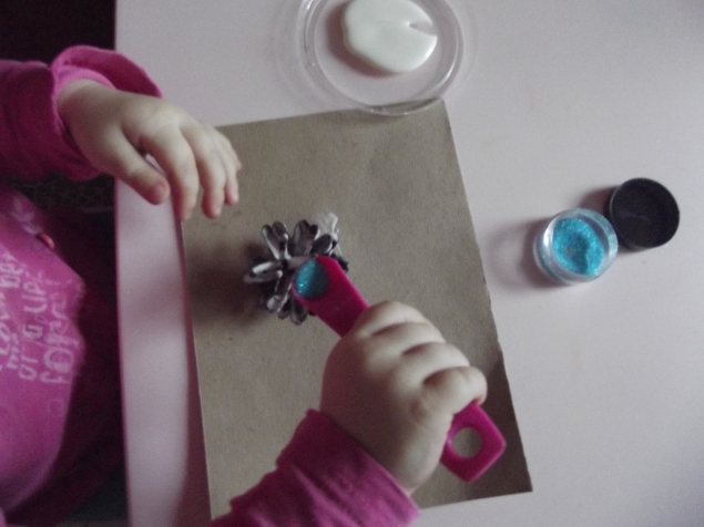 Блестящие шишки . Блестящие шишки .