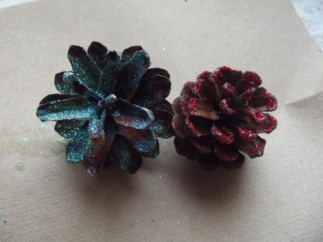 Блестящие шишки . Блестящие шишки .