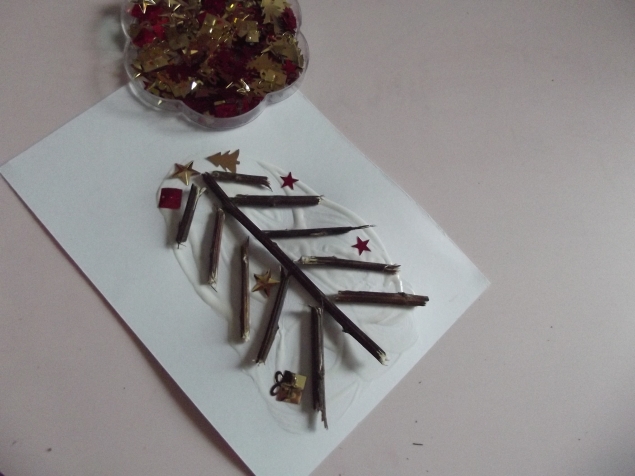 Елочка из веточек .