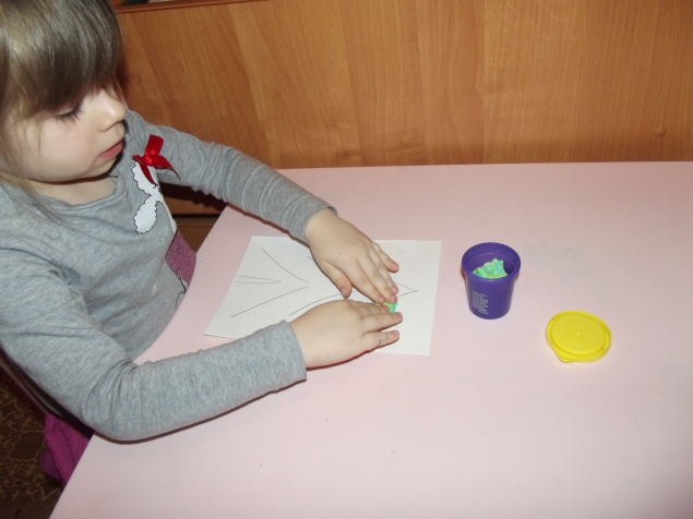 Пластилиновая елка .