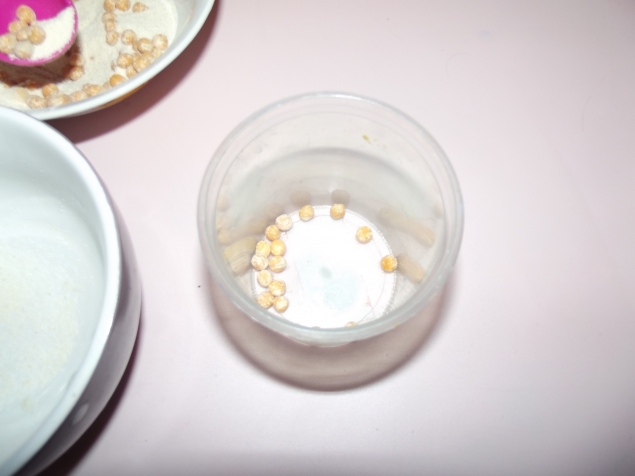 Пересыпаем крупу . Пересыпаем крупу .