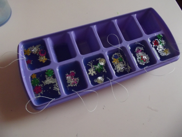 Ледяные игрушки . Ледяные игрушки .