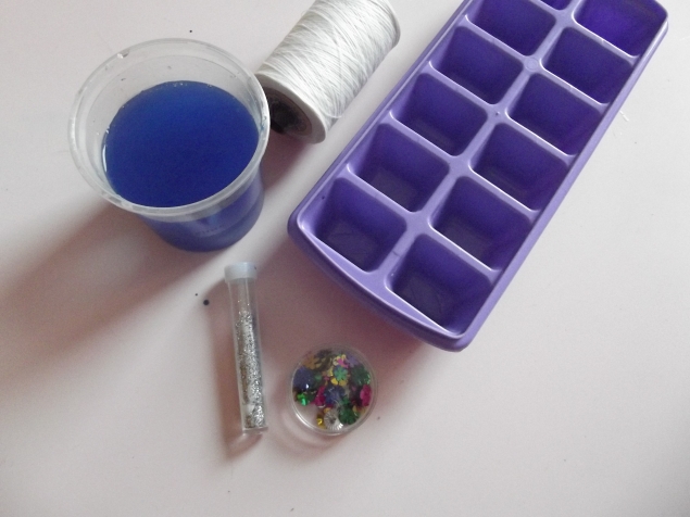 Ледяные игрушки . Ледяные игрушки .