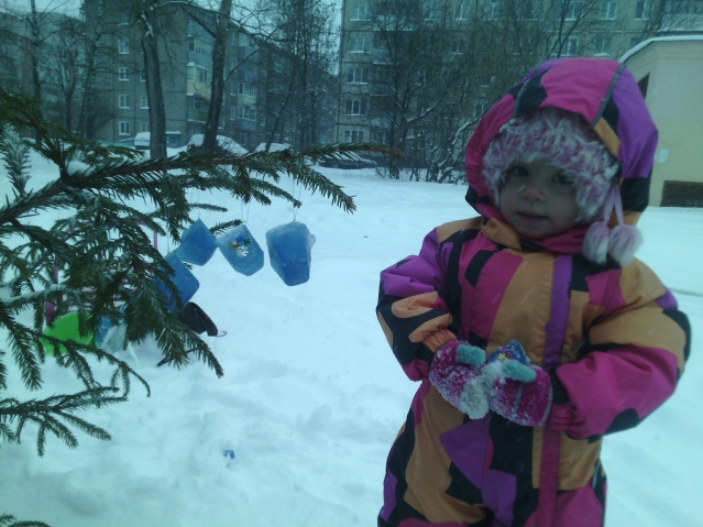 Ледяные игрушки . Ледяные игрушки .