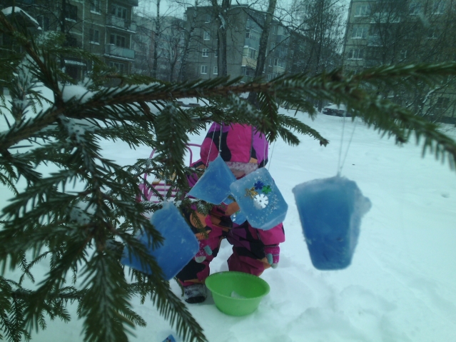 Ледяные игрушки . Ледяные игрушки .