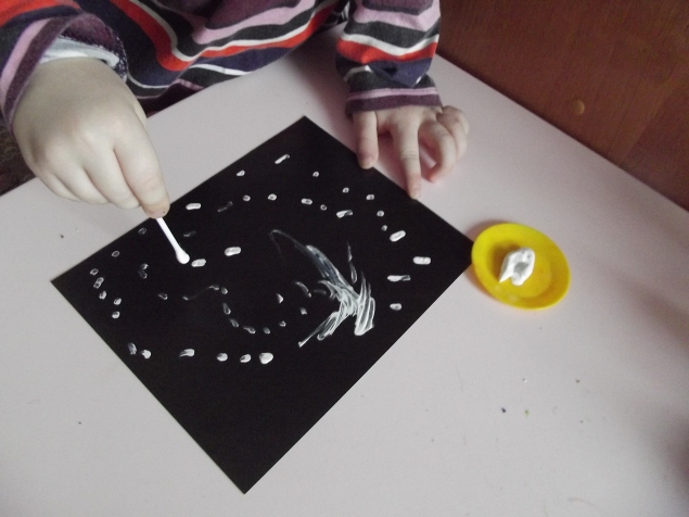 Рисуем ватными палочками .