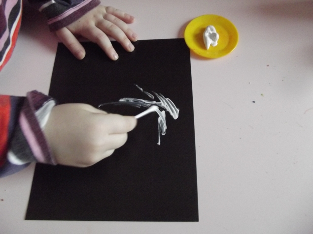 Рисуем ватными палочками .