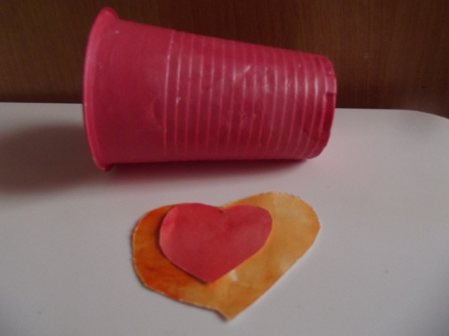 Стаканчик с сердцем . Стаканчик с сердцем .