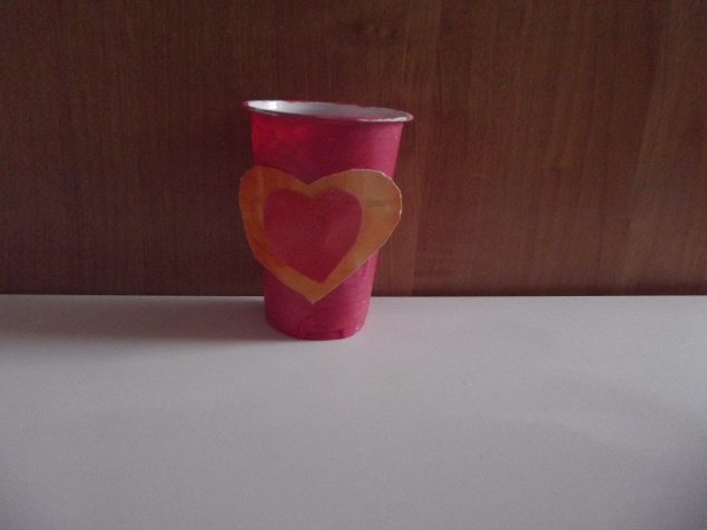Стаканчик с сердцем . Стаканчик с сердцем .