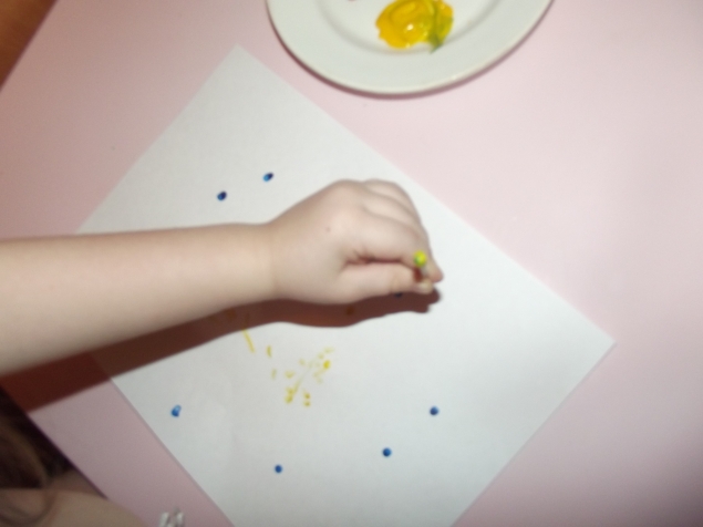 Рисуем ватными палочками .