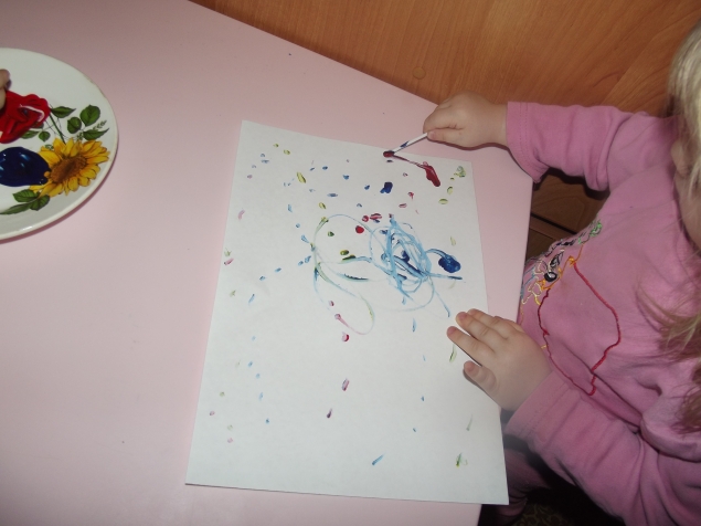 Рисуем ватными палочками .