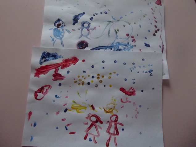 Рисуем ватными палочками .