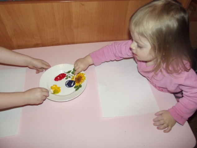 Рисуем ватными палочками .