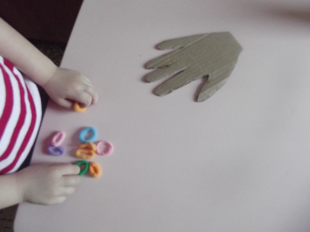 Развиваем пальчики . Развиваем пальчики .