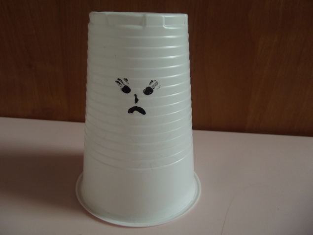 Игра со стаканчиками . Игра со стаканчиками .