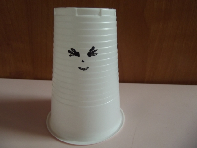 Игра со стаканчиками . Игра со стаканчиками .