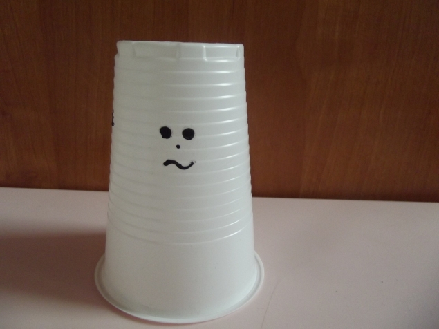 Игра со стаканчиками . Игра со стаканчиками .