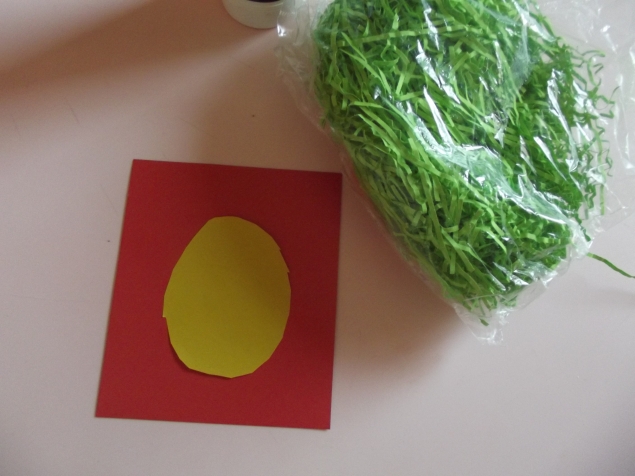 Цыпленок в траве . Цыпленок в траве .