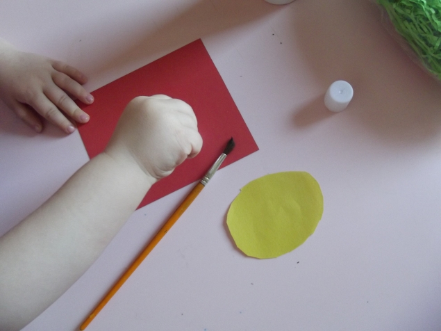 Цыпленок в траве . Цыпленок в траве .