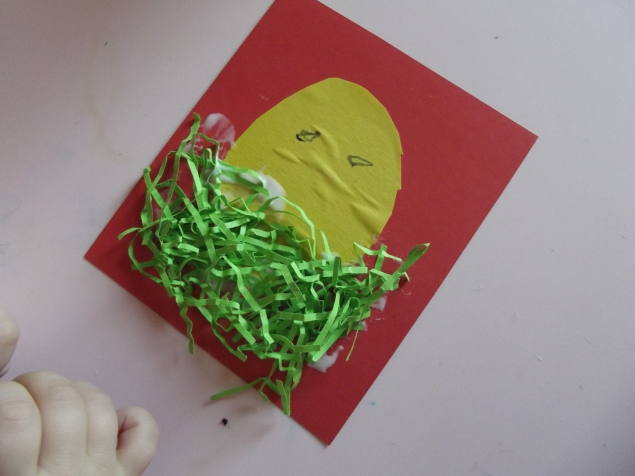 Цыпленок в траве . Цыпленок в траве .