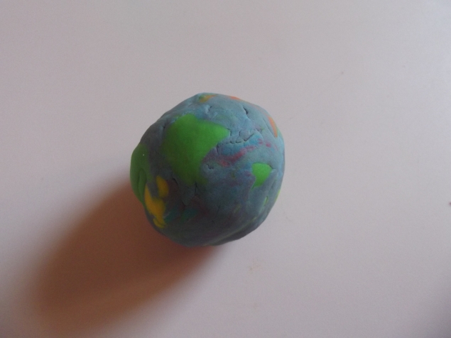 Лепим землю. Земля из пластилина. Модель земли из пластилина. Макет земли из пластилина маленький. Планета земля из пластилина.