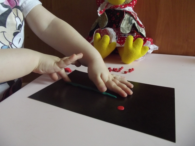 Гвоздика из пластилина .