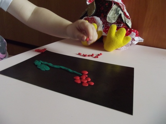 Гвоздика из пластилина .