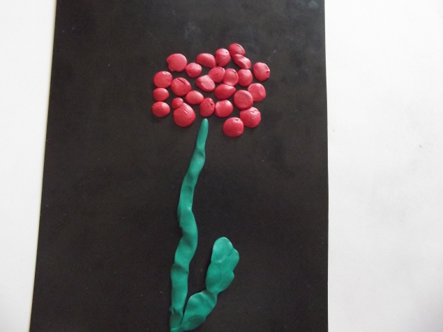 Гвоздика из пластилина .