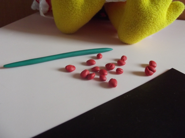 Гвоздика из пластилина .