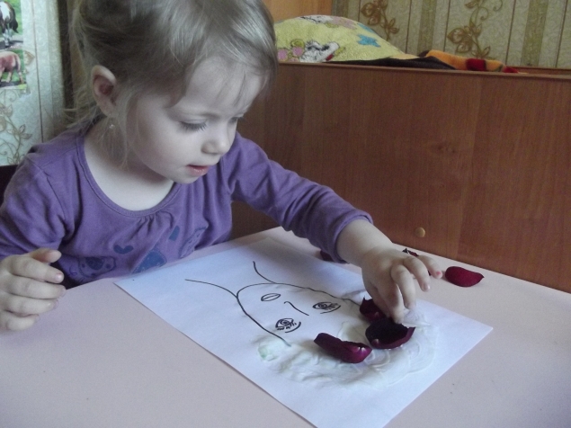 Аппликация из лепестков .