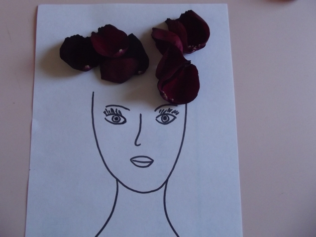 Аппликация из лепестков .