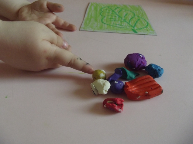 Разноцветная гусеница . Разноцветная гусеница .