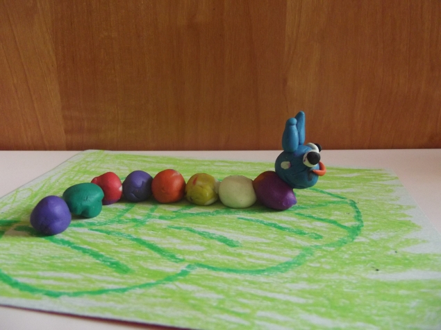 Разноцветная гусеница . Разноцветная гусеница .