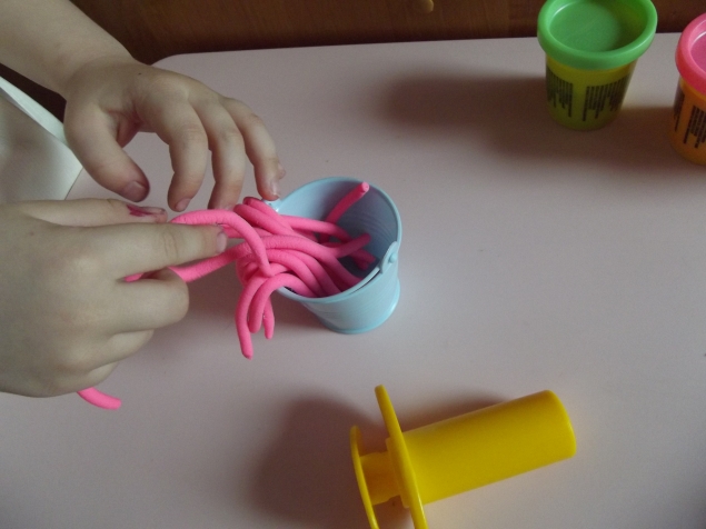 Пластилиновые червячки . Пластилиновые червячки .