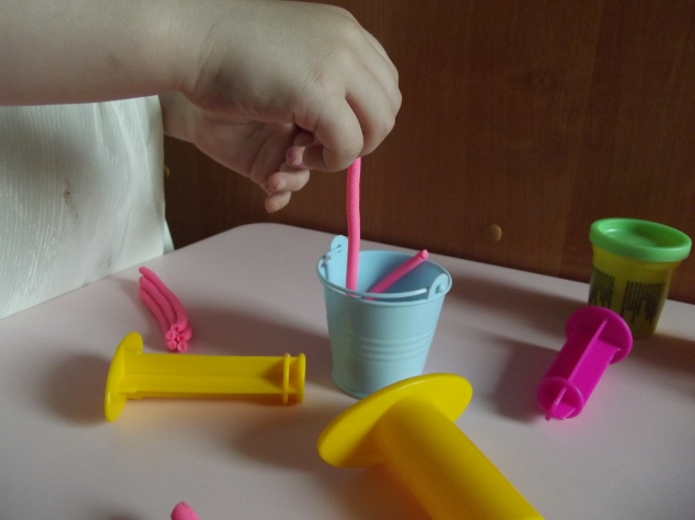 Пластилиновые червячки . Пластилиновые червячки .