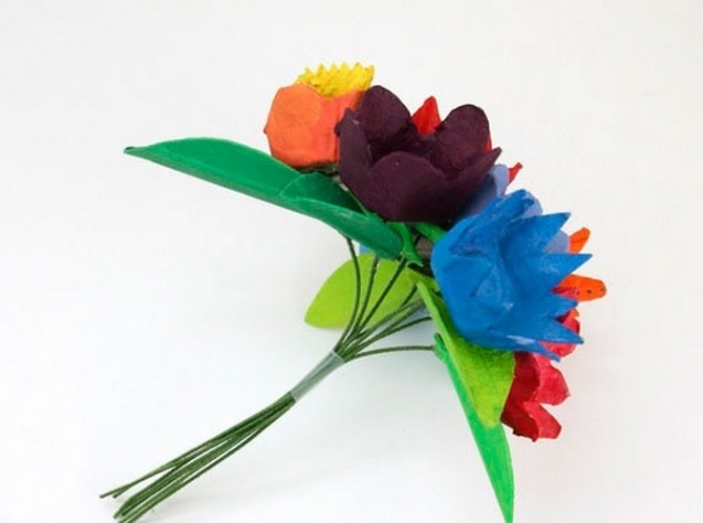 Цветы из яичных лотков Цветы из яичных лотков