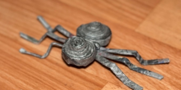 Паук из газетных трубочек Паук из газетных трубочек