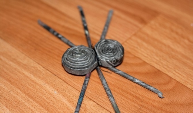 Паук из газетных трубочек Паук из газетных трубочек