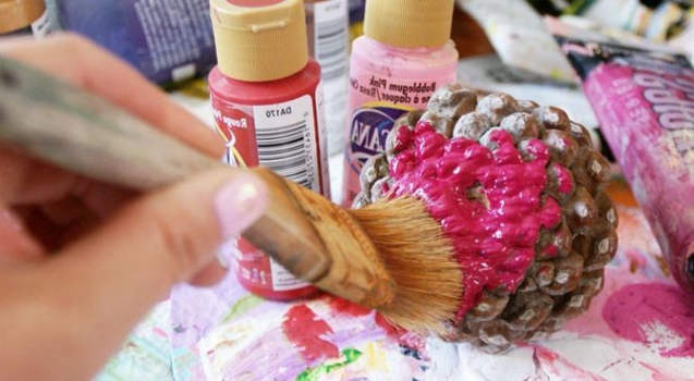 Цветы из шишек