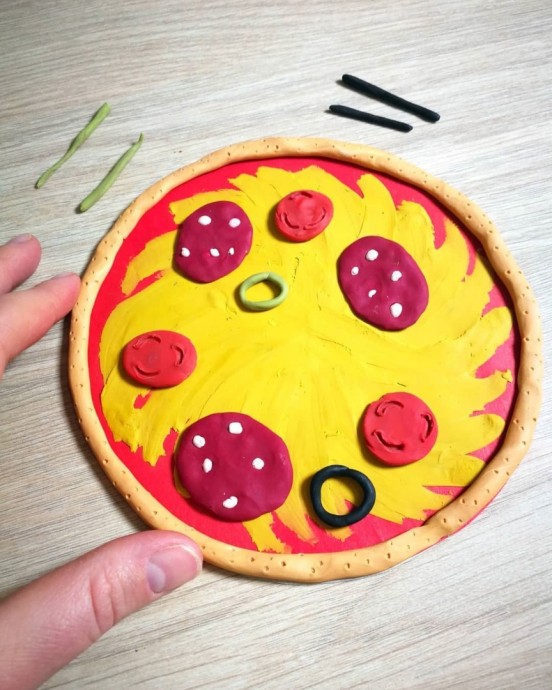 Пицца в технике пластилинографии