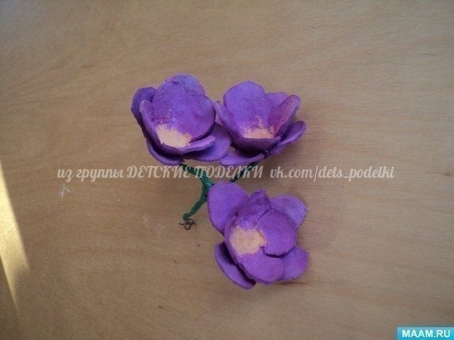 Фиалка из картонных ячеек для яиц