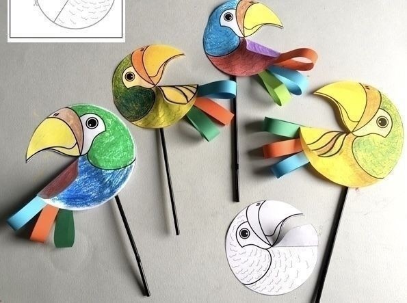 Яркие попугайчики на палочке