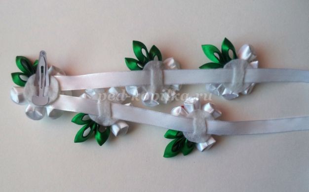 ​Лента для косы с цветами канзаши детскими руками: часть 3