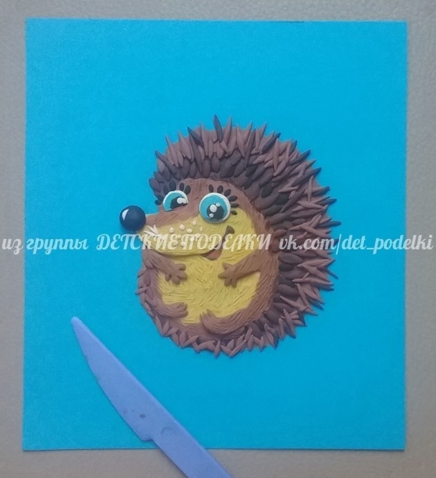 ​Пластилиновая аппликация "Ёжик и калина"