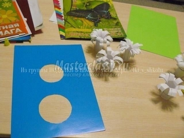 Аппликация из бумаги с объёмными белыми цветами Аппликация из бумаги с объёмными белыми цветами