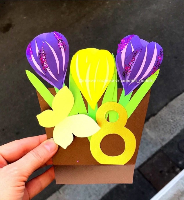 Горшочек с крокусами