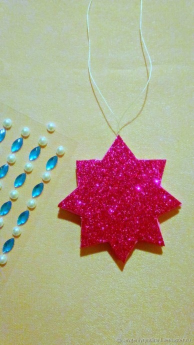 Мастерим с детьми елочную игрушку — звёздочку из фоамирана Мастерим с детьми елочную игрушку — звёздочку из фоамирана