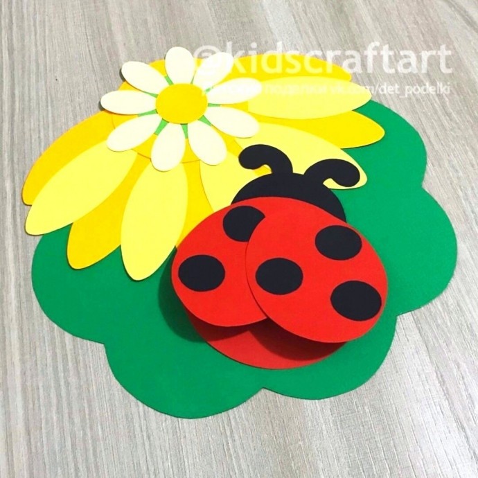 ​Божья коровка на цветке