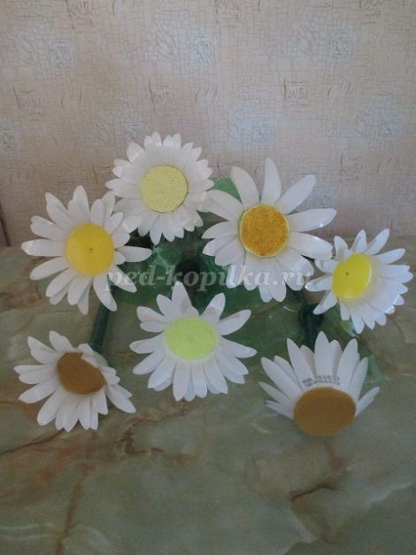 Ромашки из бросового материала детскими руками: часть 1