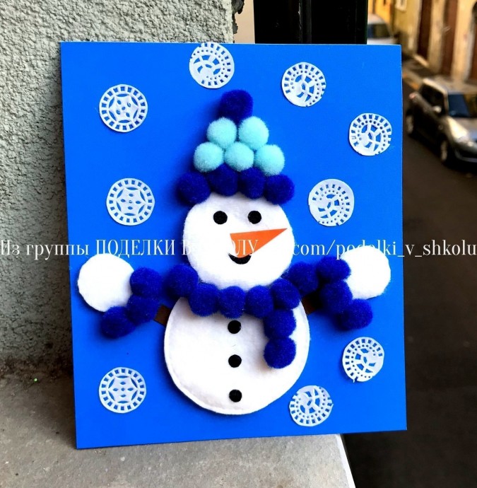 Снеговичок из ватных дисков и помпонов Снеговичок из ватных дисков и помпонов